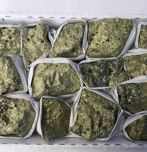 Boîte plate brute en pyrite - Env. .8 kg & 10-15 pièces par boîte 18 x 12 cm - BRÉSIL - NEW122