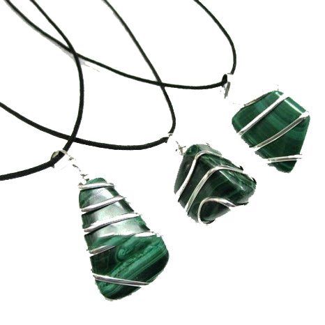 Pendentif enroulé de fil de malachite sur cordon - 20g - Inde - NEW821