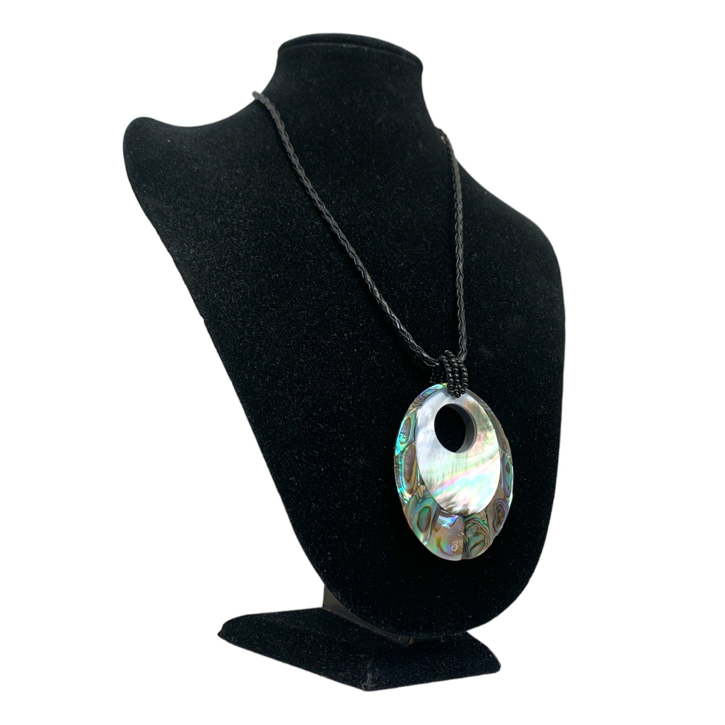 Pendentif ovale en nacre et ormeau avec collier en cuir torsadé