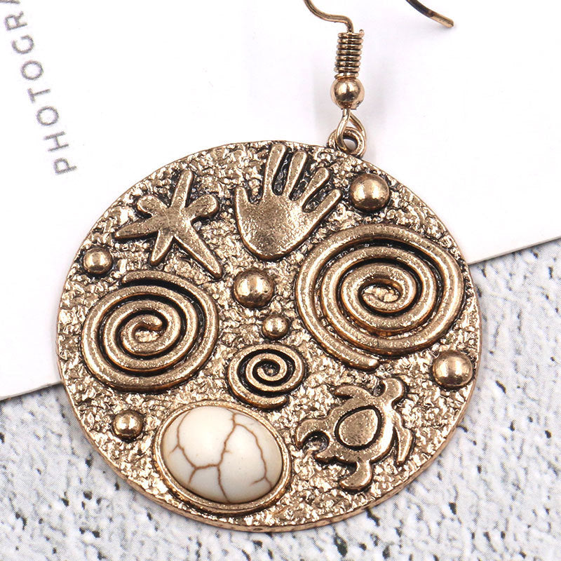 Boucles d'oreilles en alliage de zinc rond tribal vintage avec howelite - doré - 36x56 mm - NEW421