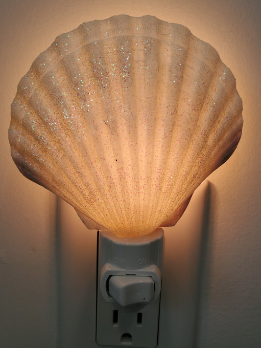 WHITE SCALLOP W/SHELLS & GLITTER NIGHTLIGHT