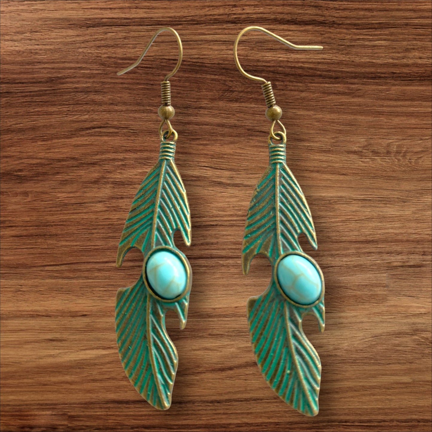 Boucles d'oreilles en forme de plumes avec crochet en alliage de zinc et pierre turquoise ronde